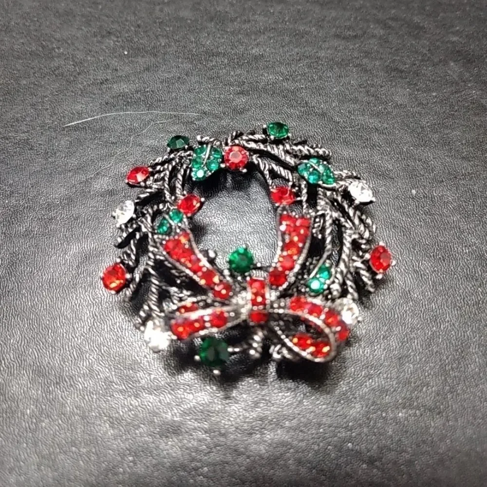 Silver tone holiday wreath brooch